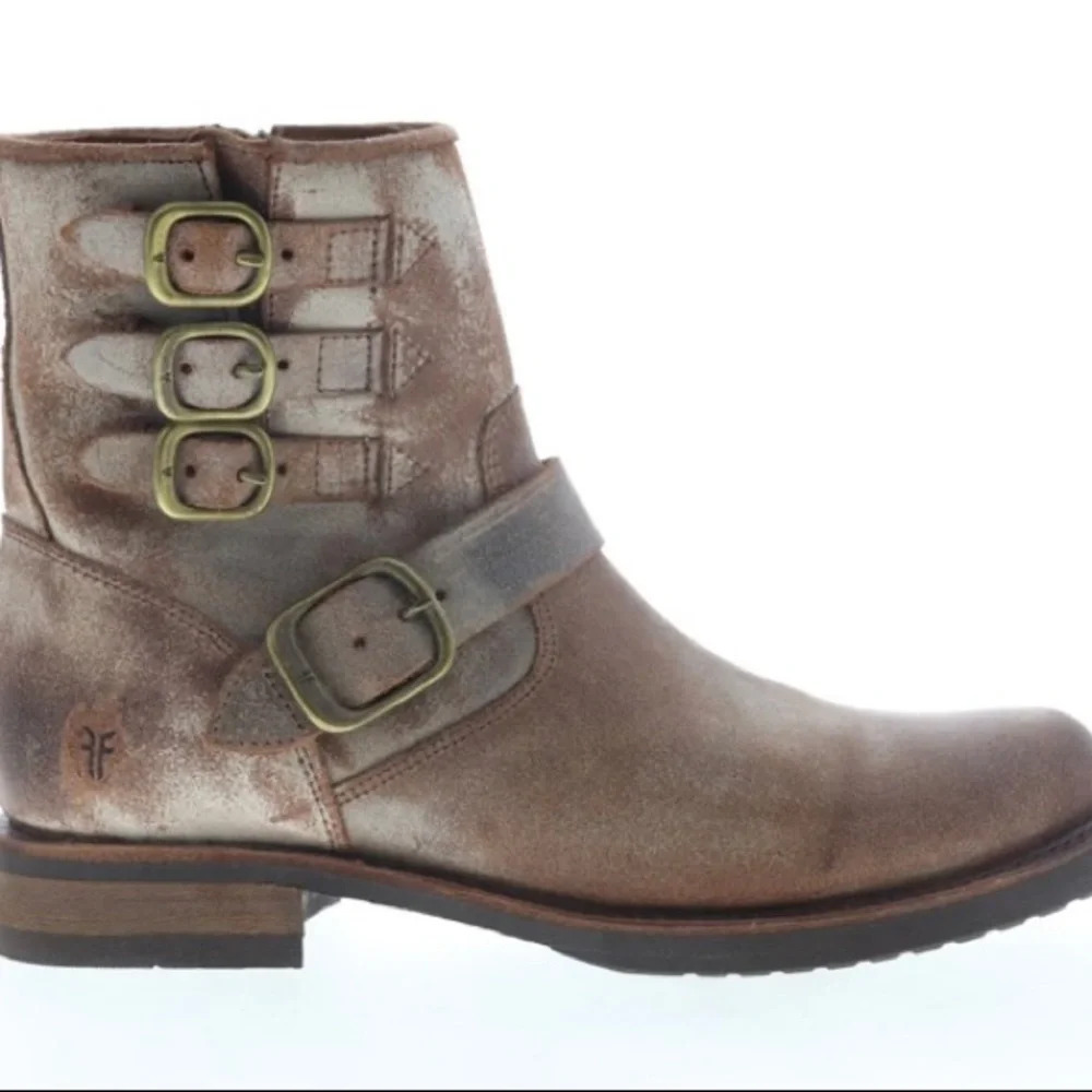 𝅺frye Veronica Belted Distressed Short Boots. Size 6